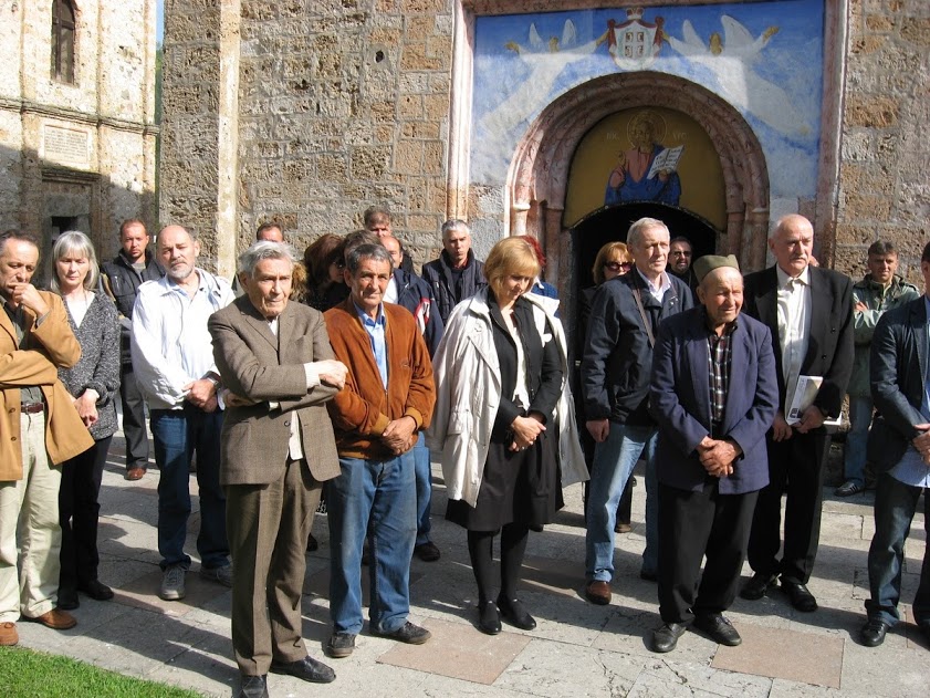 Академик Владета Јеротић у порти манастира Рача 2009. године