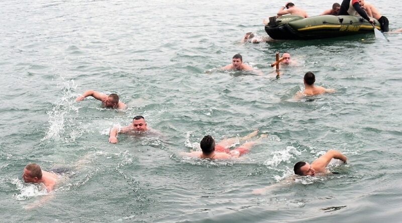 Пливање за Часни крст на језеру Перућац
