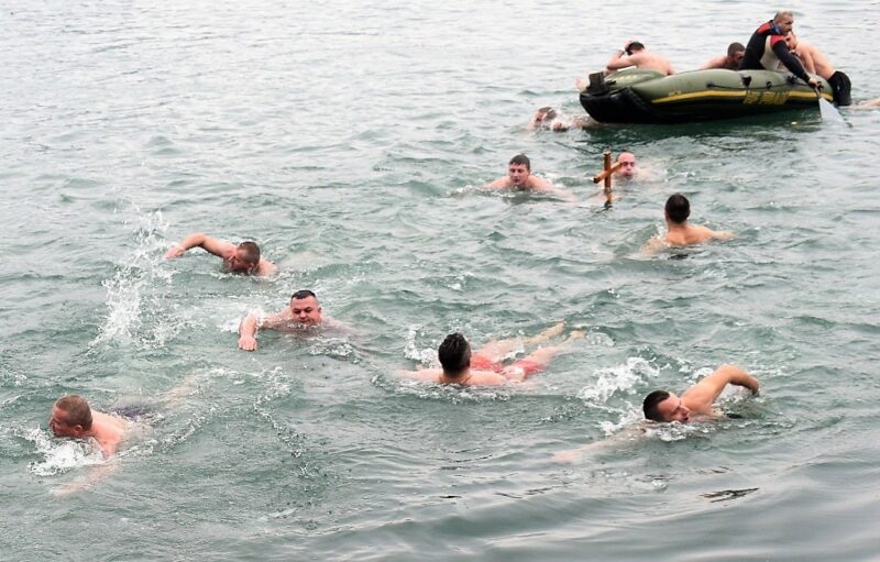 Пливање за Часни крст на језеру Перућац