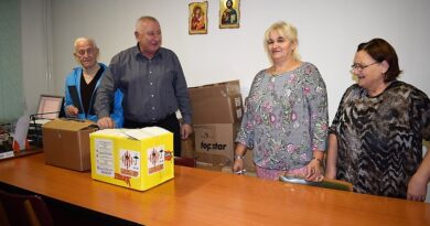 Удружење пензионера - Комисија са председником Недељком Ракићем након преузимања пакета