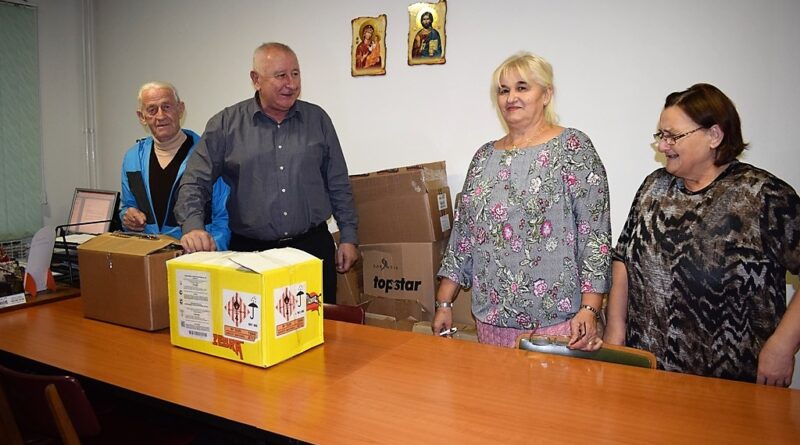 Удружење пензионера - Комисија са председником Недељком Ракићем након преузимања пакета