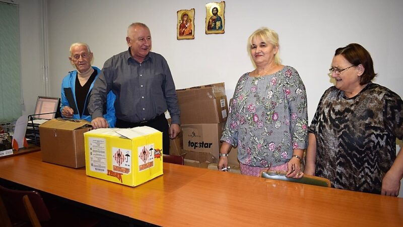 Удружење пензионера - Комисија са председником Недељком Ракићем након преузимања пакета