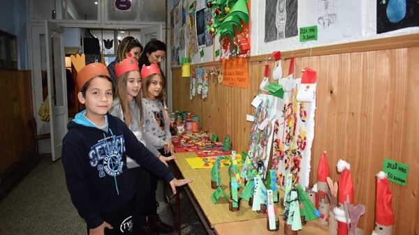 Новогодишњи базар у школи у Рогачици