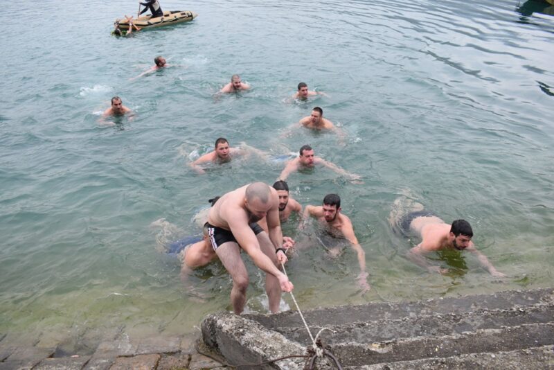 Богојављенско пливање на језеру Перућац