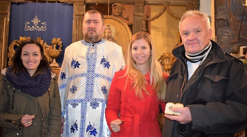 Добитници новчића у чесници са свештеником Владетом Никитовићем