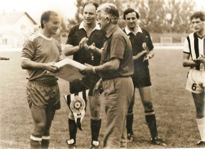 Председник Слоге Љубиша Кнежевић уручује поклон капитену Слоге утакмици са Партизаном 1985.