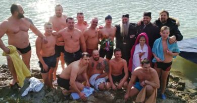 Учесници овогодишњег пливања за Часни крст