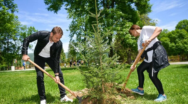 Весна Ђурић и Драшко Станивуковић засадили у парку стабло чувене "Панчићеве оморике"