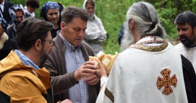 Ломљење славског колача