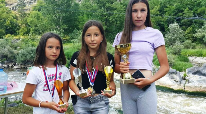 Кајакашице Дрине са освојеним медаљама