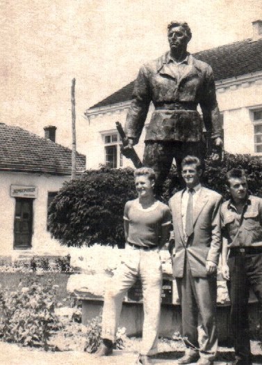 Место за састајање и фотографисање Бајинобаштана. Фудбалери Мића Давидовић, Милош Милутиновић и Радомир Драгојловић - Паче 1960. г.