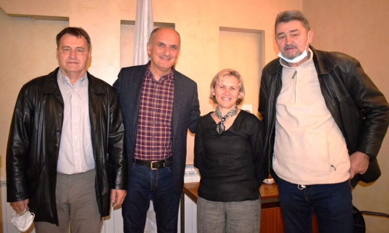 Др Мирјанић са организаторима предавања