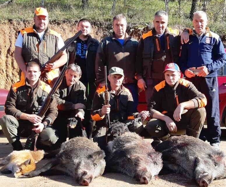 Ловци из Раче са одстрељеним свињама