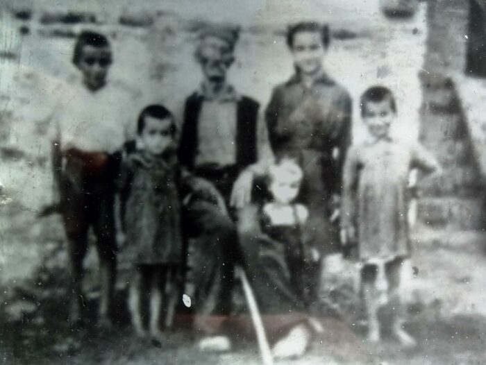 Петко са унуцима, Чедином децом, 1946. год.