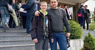 Лазар Ђунисијевић са наставником Николићем