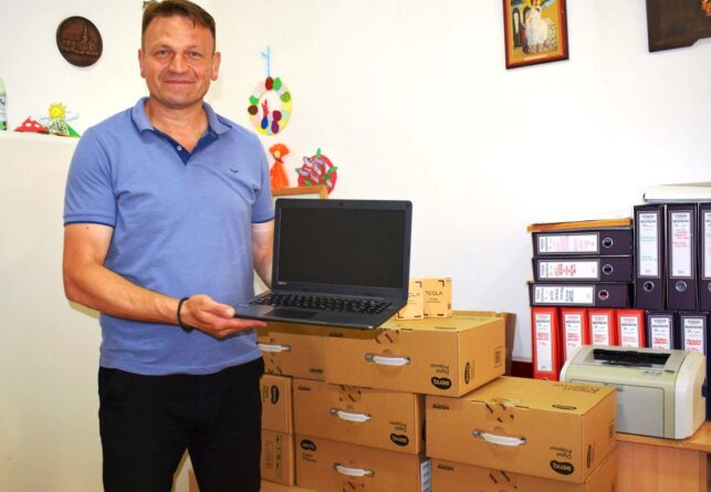 Директор рогачичке школе Раде Јездић са пристиглом дигиталном опремом