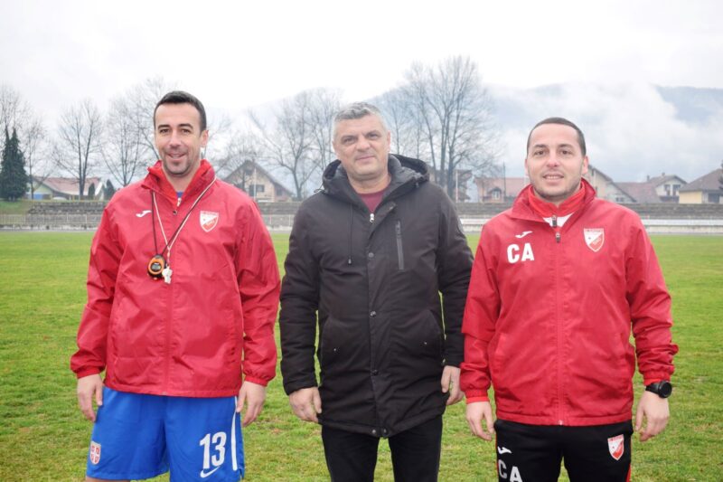 Председник Живковић са тренерима Лазићем и Андрићем пред почетак тренинга