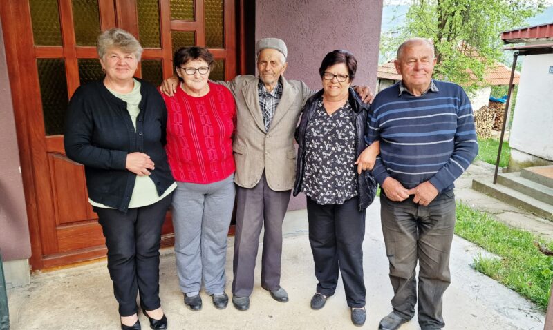 Стаменков 98. рођендан - С лева на десно Нада Андрић, кћерка, Драгана, снаха, Стаменко, Драга, кћерка, и Драган, син (1)