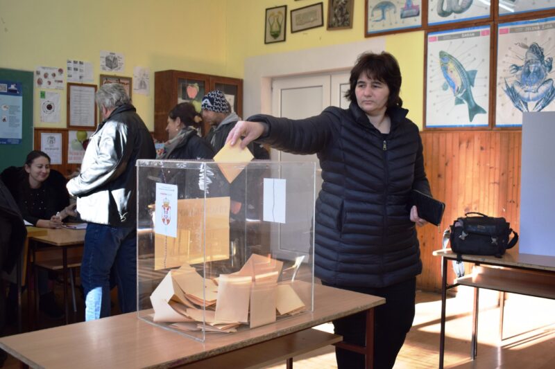Гласање на бирачком месту у Рогачици