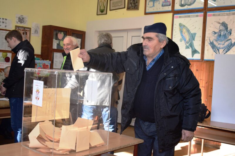 Гласање на бирачком месту у Рогачици