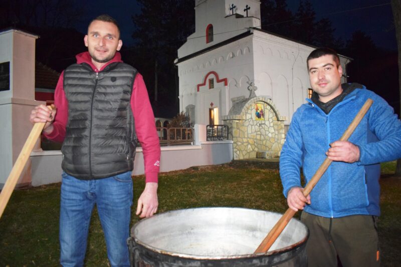 Домаћини овогодишње Бадње вечери били су Љубан Илић и  Дејан Додић.
