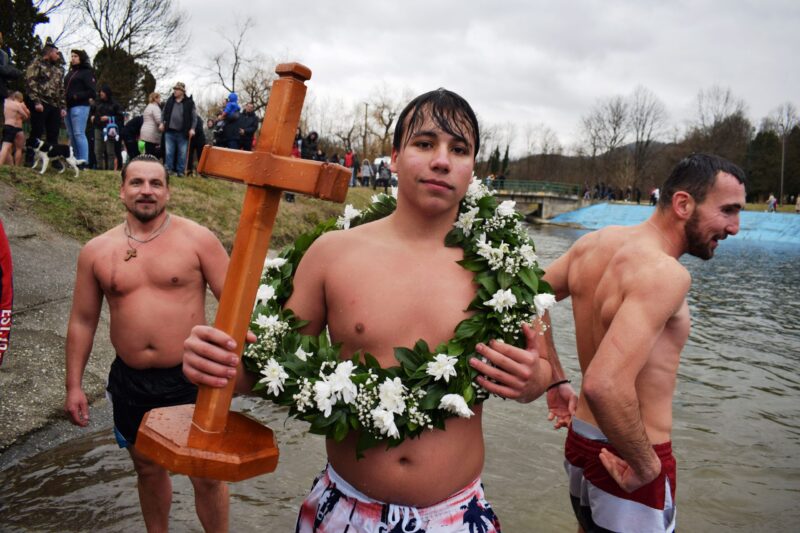 Пливање Filip Simić prvi stigao do Časnog krsta