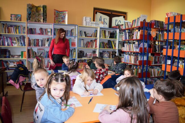 Предшколци из Невена у бајинобаштанској библиотеци