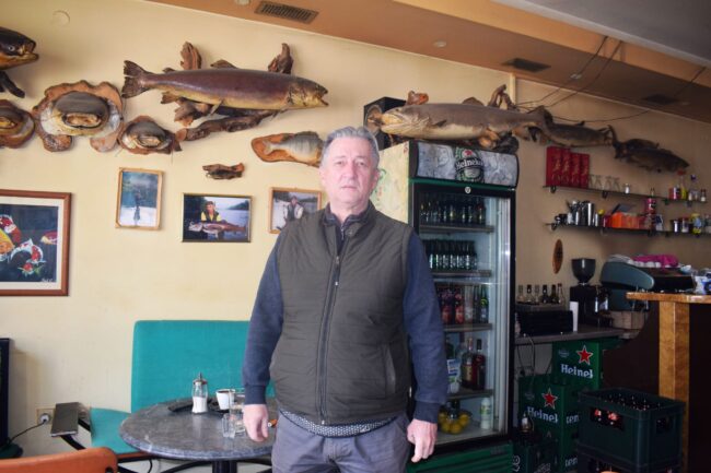 Пет и по деценија риболовачког стажа- Саша Зекавичић у свом кафићу