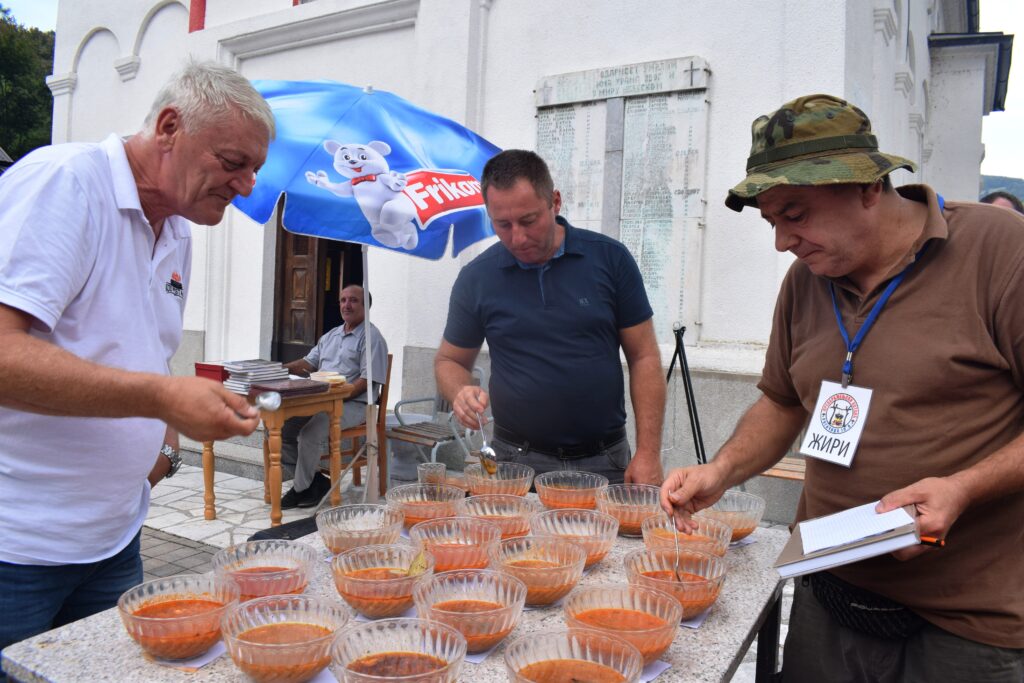 Стручни жири, кога је предводио познати угоститељ Зоран Митрашиновић Пистаћ изабрао је пет најбољих чорби 