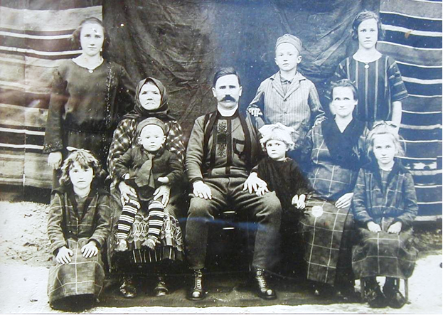 На фотографији снимљеној око 1912. године, прва с лева са дететом у наручју седи Мара Микић. Ту су њена кћи Божана, зет Драгутин Савић и њихово седморо деце