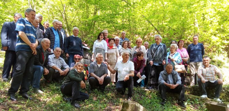Заједничка фотографија присутних на комеморацији у Рачи