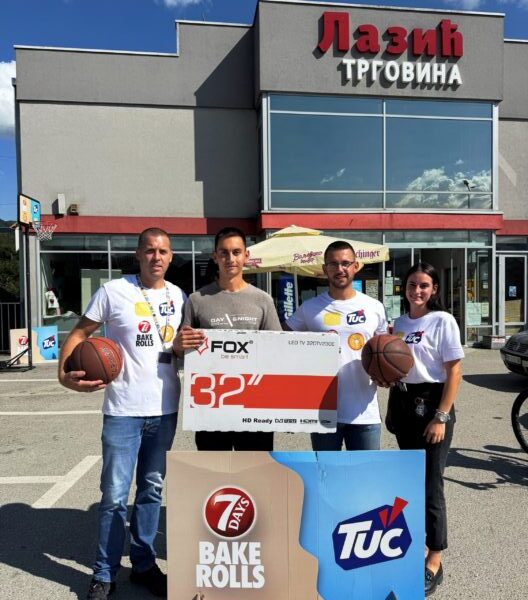 Победник промоције Лука Мићић са представницима Монделеза