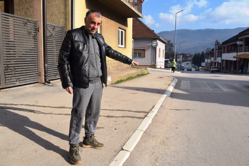 Јане на месту где је нашао новчаник (2)