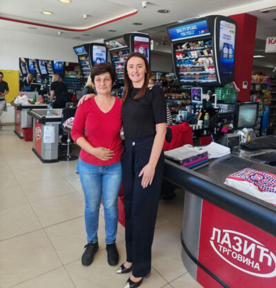 Јубиларни купац у супермаркету Вера Прга и шефица трговине Светлана Миливојевић